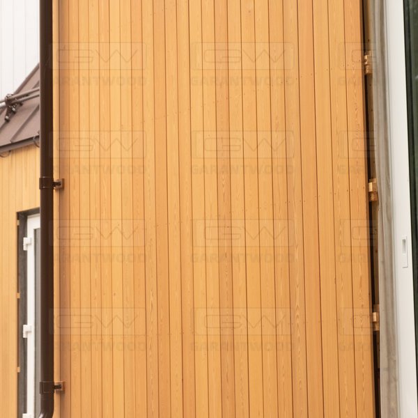 Фото смонтированного планкена из лиственницы, купленного у нас. Фото внешней отделки из прямого и косого планкена. Продаём лиственные доски в Москве и области