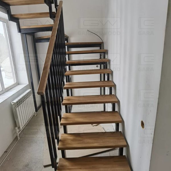 Фото лестниц, в которых используются погонажные изделия из лиственницы, купленные в нашей компании. Продаём лиственный погонаж (доски) в Москве и МО.