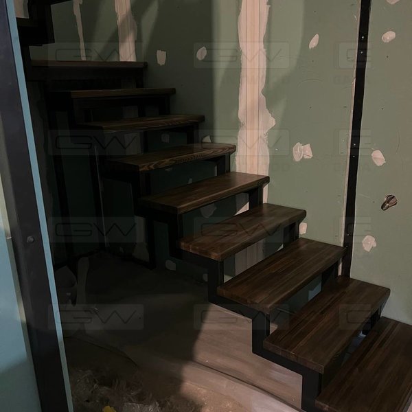 Фото смонтированных лиственных ступеней, купленных у нас. Ступени используются при монтаже лестниц, террас и веранд. Продаём лиственные доски в Москве и МО.