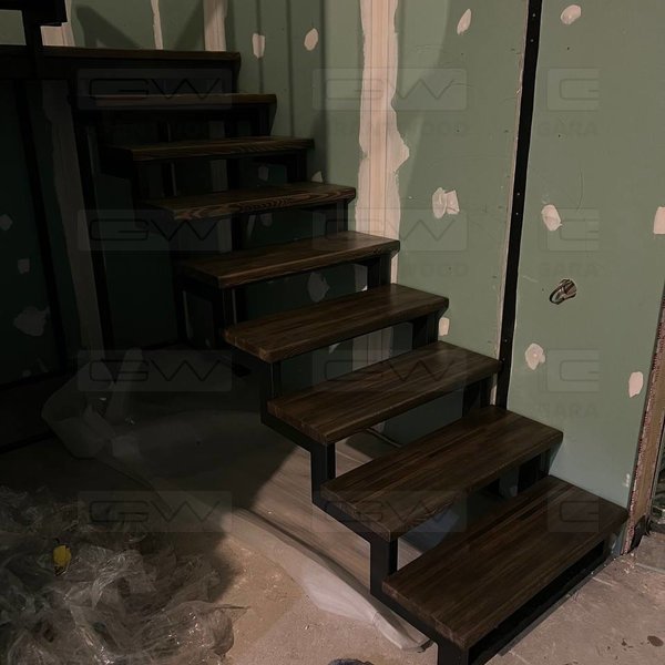Фото смонтированных лиственных ступеней, купленных у нас. Ступени используются при монтаже лестниц, террас и веранд. Продаём лиственные доски в Москве и МО.