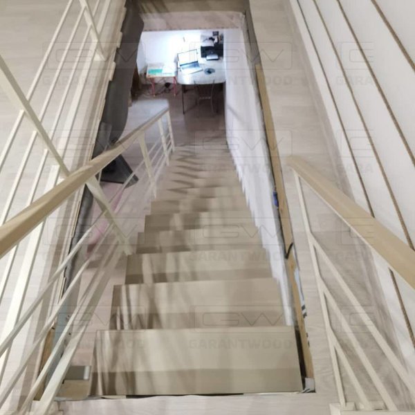 Фото лестниц, в которых используются погонажные изделия из лиственницы, купленные в нашей компании. Продаём лиственный погонаж (доски) в Москве и МО.